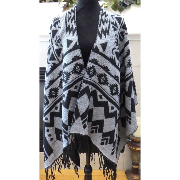 rue21 Aztec Print Shawl/Wrap  Balck & Gray  One Size  EUC - Picture 1 of 8